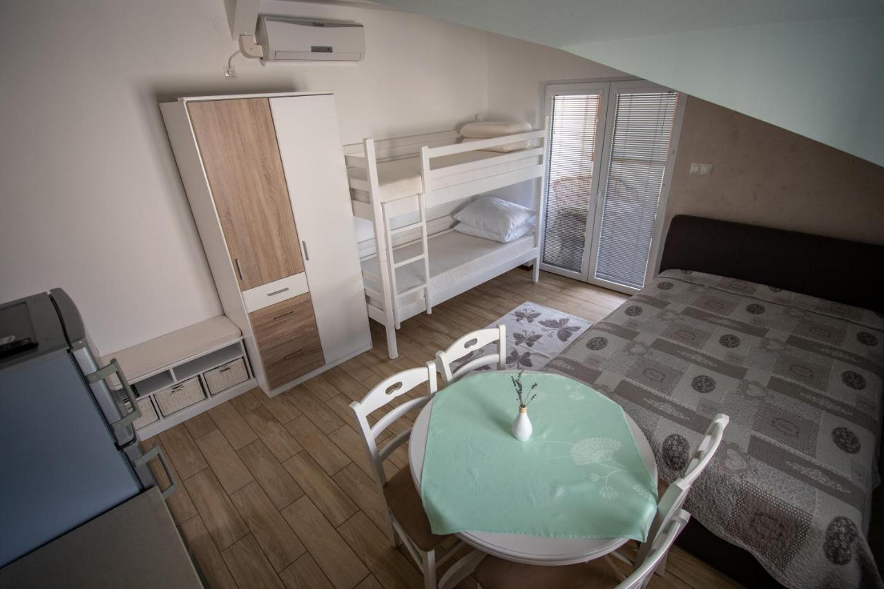 Apartments Milena Пинезичи Экстерьер фото