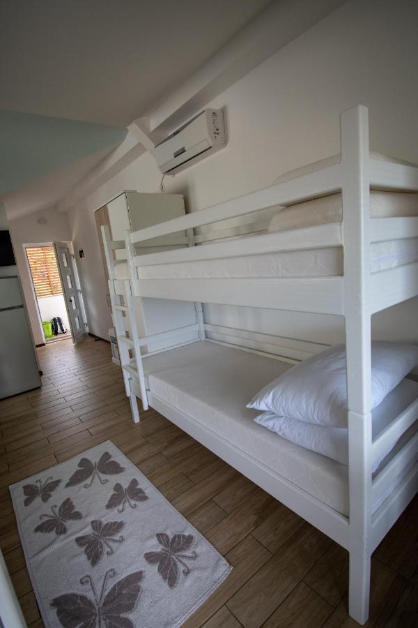 Apartments Milena Пинезичи Экстерьер фото