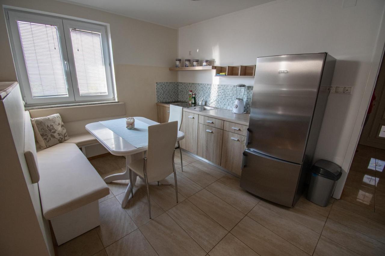 Apartments Milena Пинезичи Экстерьер фото