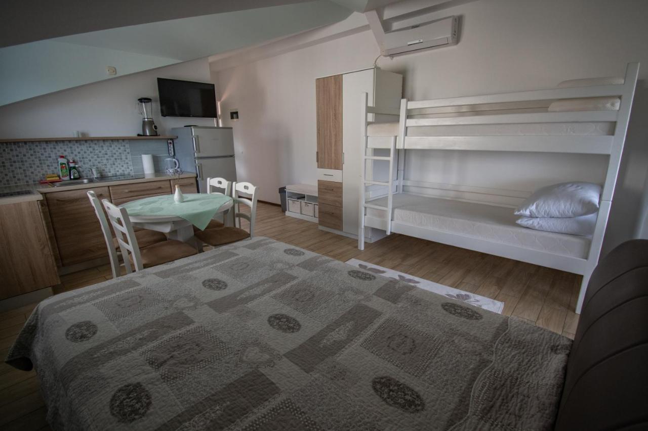 Apartments Milena Пинезичи Экстерьер фото